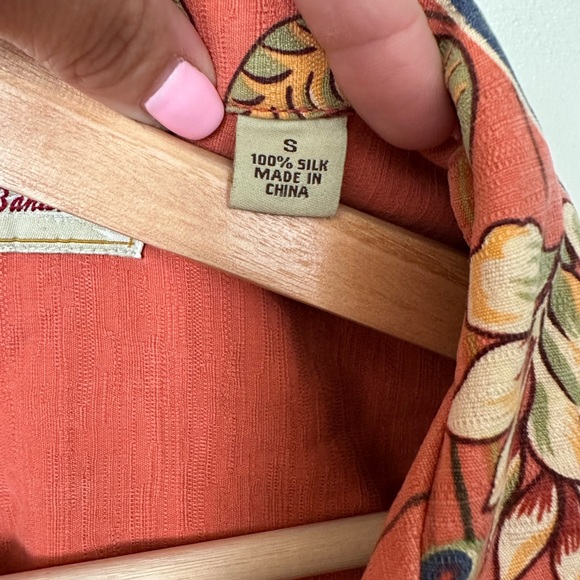 Tommy Bahama - size small - 100% silk - Picture 3 of 4